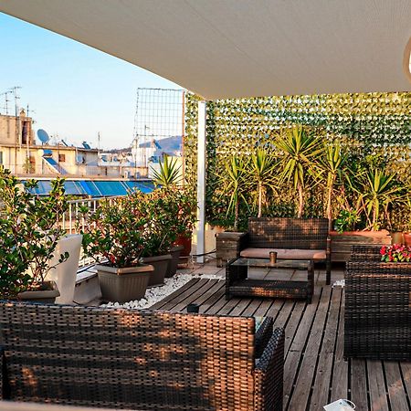 Renovated Apartment With Roof Garden Access, 15 M Walk To Acropolis Athena Bagian luar foto