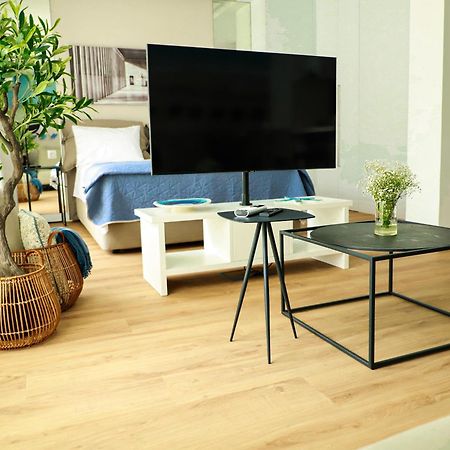 Renovated Apartment With Roof Garden Access, 15 M Walk To Acropolis Athena Bagian luar foto