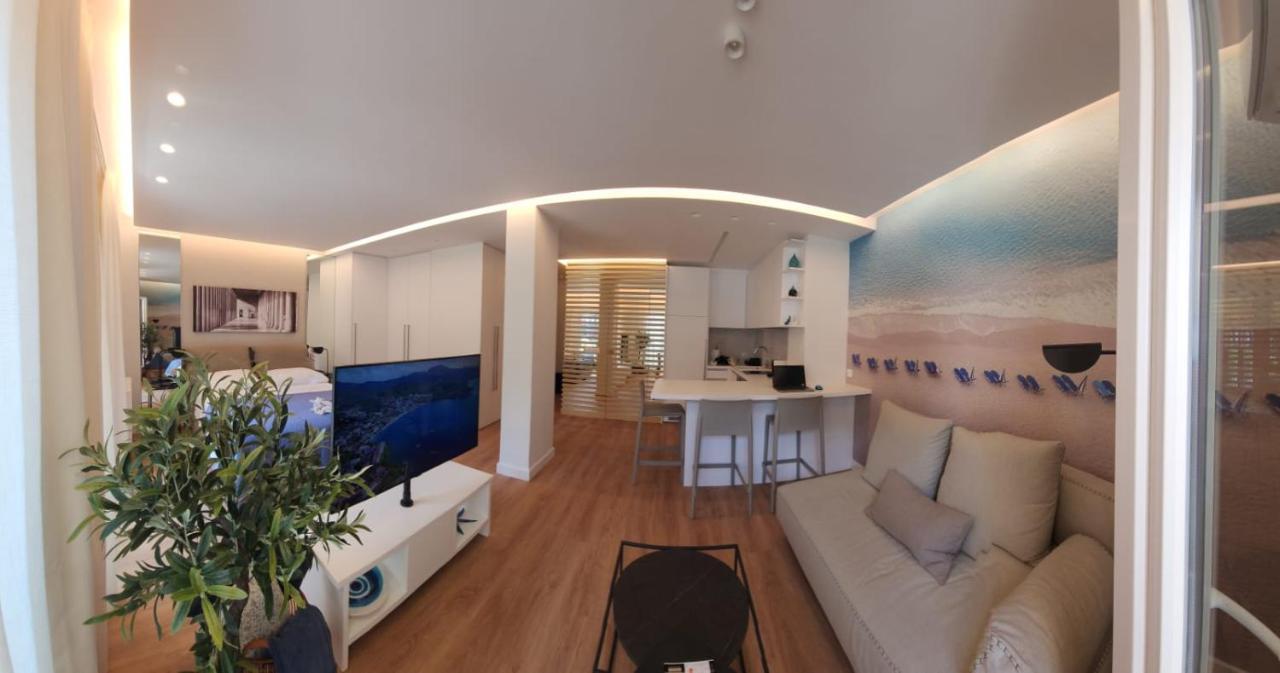 Renovated Apartment With Roof Garden Access, 15 M Walk To Acropolis Athena Bagian luar foto