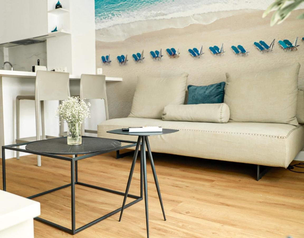 Renovated Apartment With Roof Garden Access, 15 M Walk To Acropolis Athena Bagian luar foto