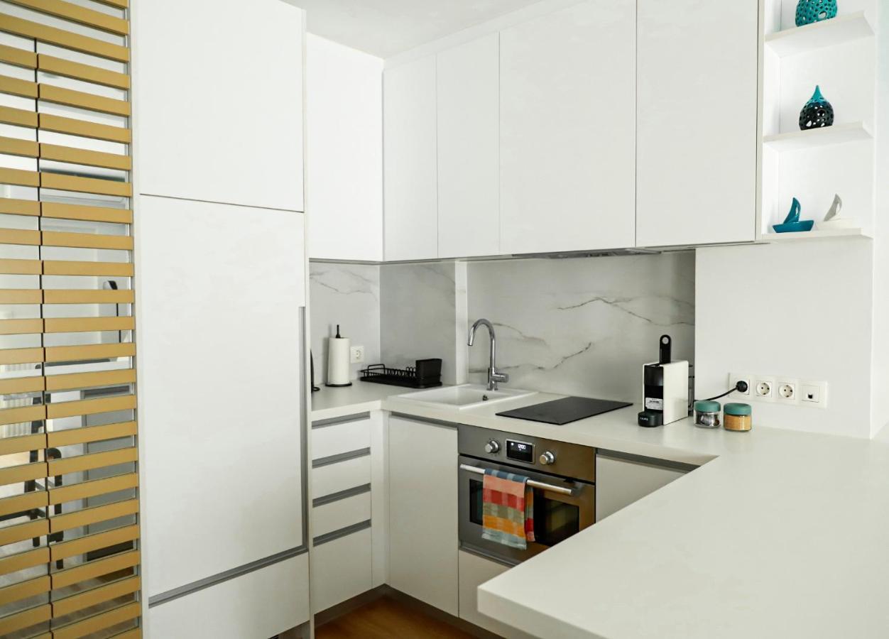 Renovated Apartment With Roof Garden Access, 15 M Walk To Acropolis Athena Bagian luar foto