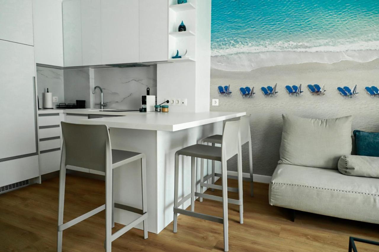 Renovated Apartment With Roof Garden Access, 15 M Walk To Acropolis Athena Bagian luar foto