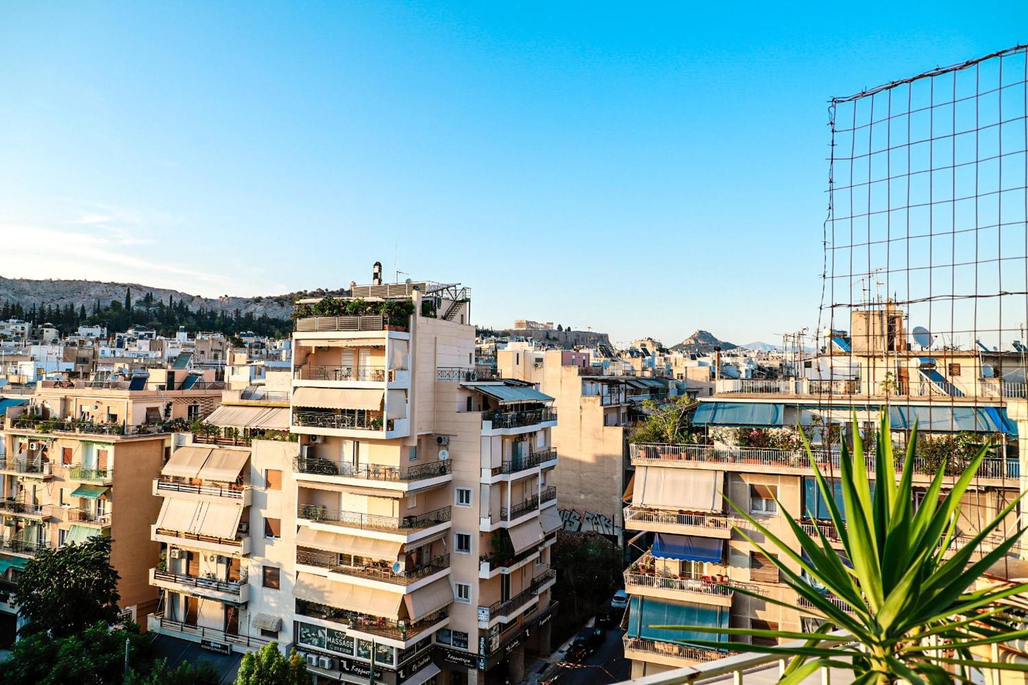 Renovated Apartment With Roof Garden Access, 15 M Walk To Acropolis Athena Bagian luar foto