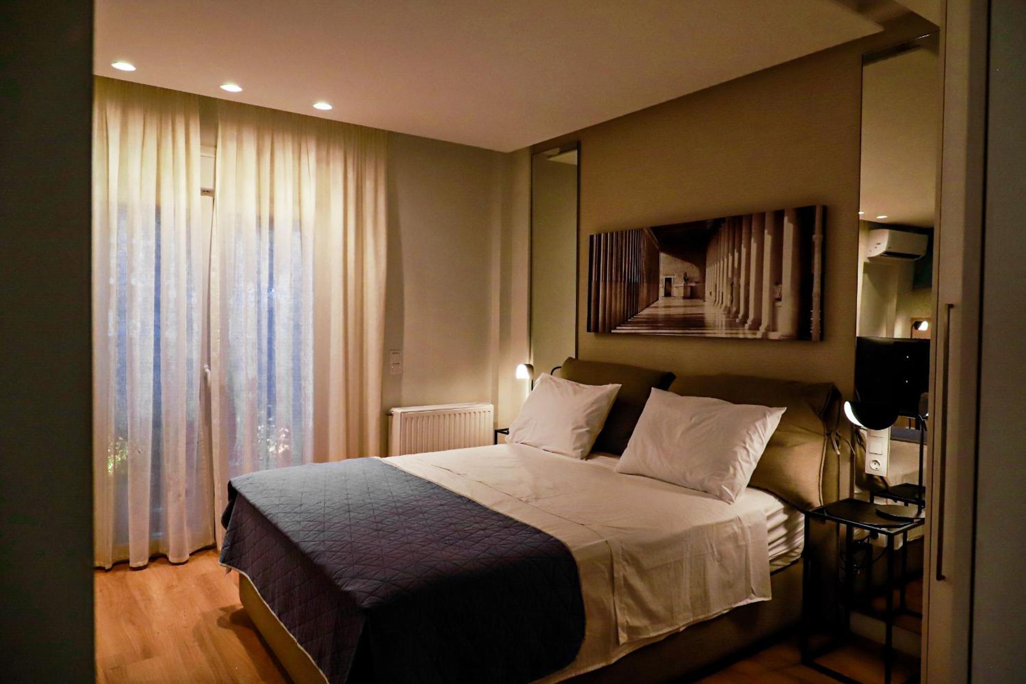 Renovated Apartment With Roof Garden Access, 15 M Walk To Acropolis Athena Bagian luar foto
