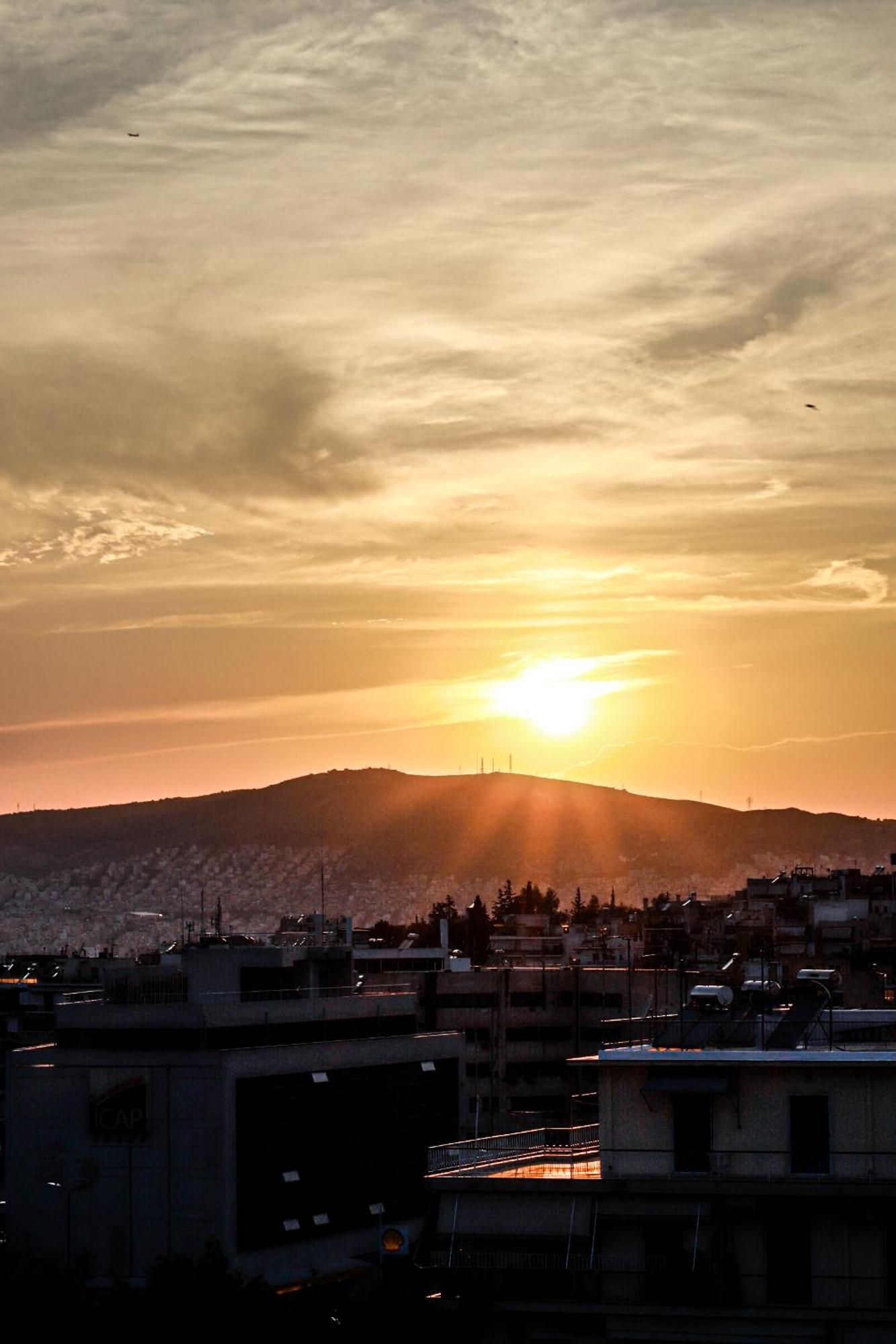 Renovated Apartment With Roof Garden Access, 15 M Walk To Acropolis Athena Bagian luar foto