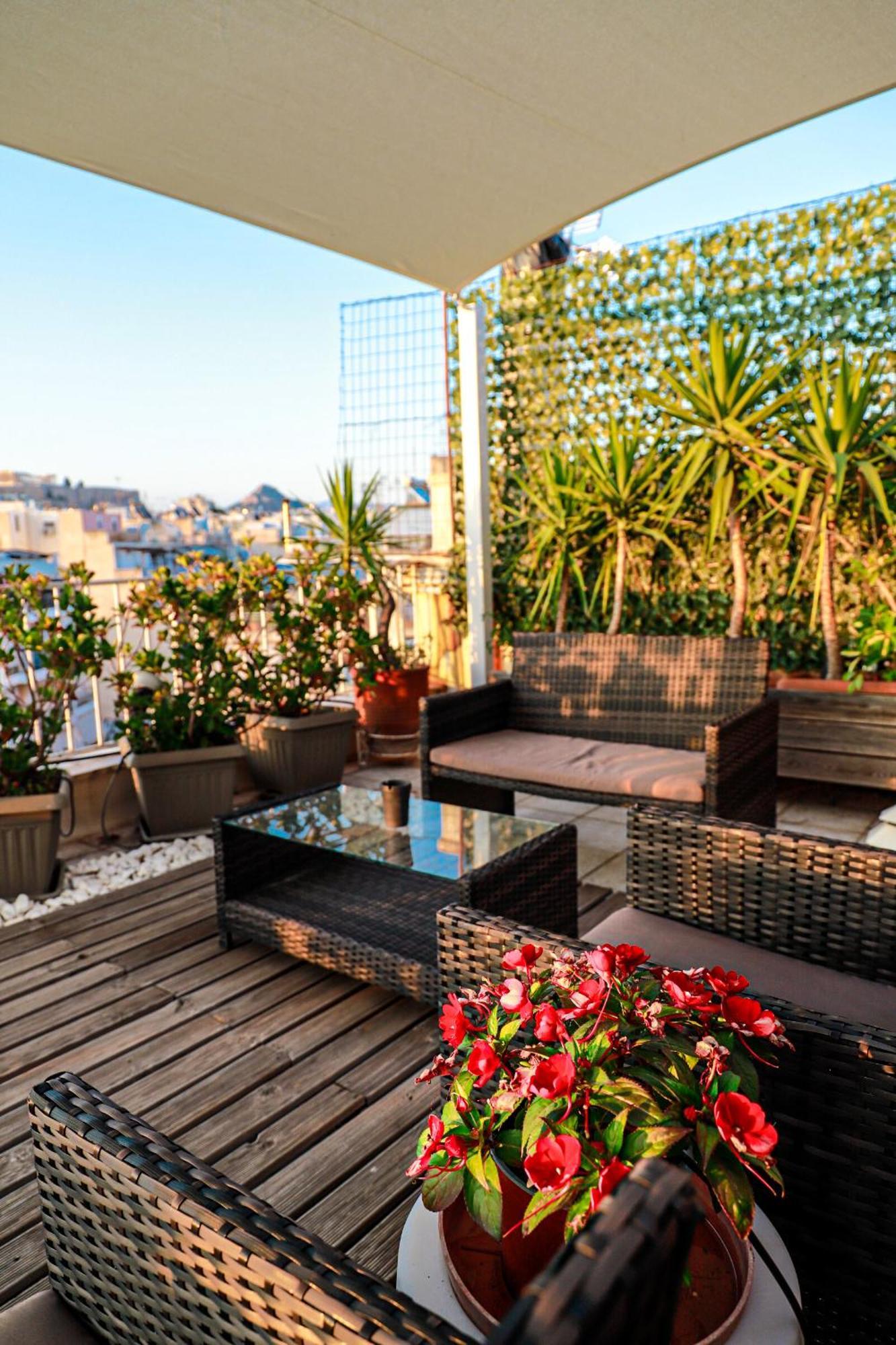 Renovated Apartment With Roof Garden Access, 15 M Walk To Acropolis Athena Bagian luar foto