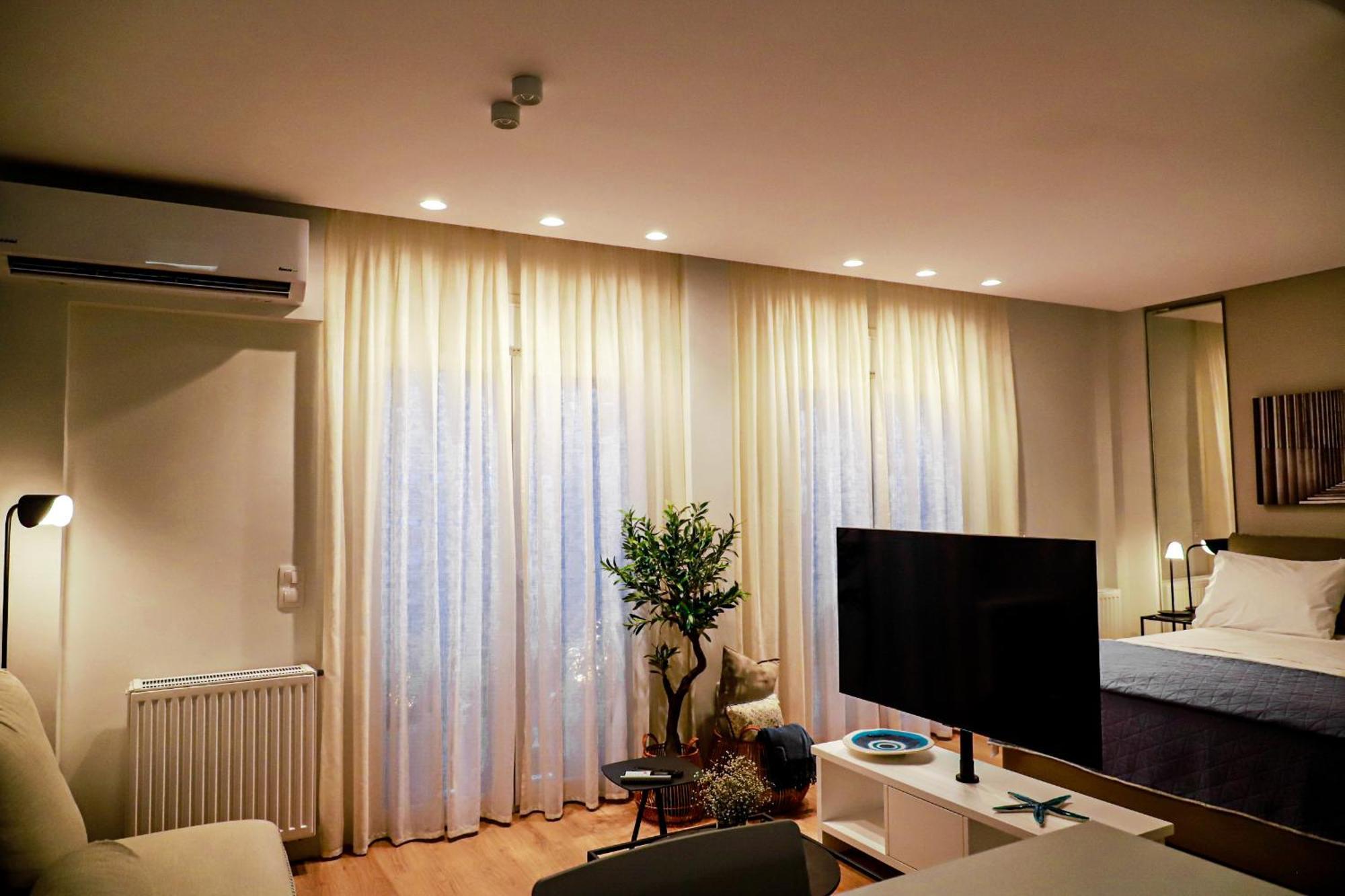 Renovated Apartment With Roof Garden Access, 15 M Walk To Acropolis Athena Bagian luar foto