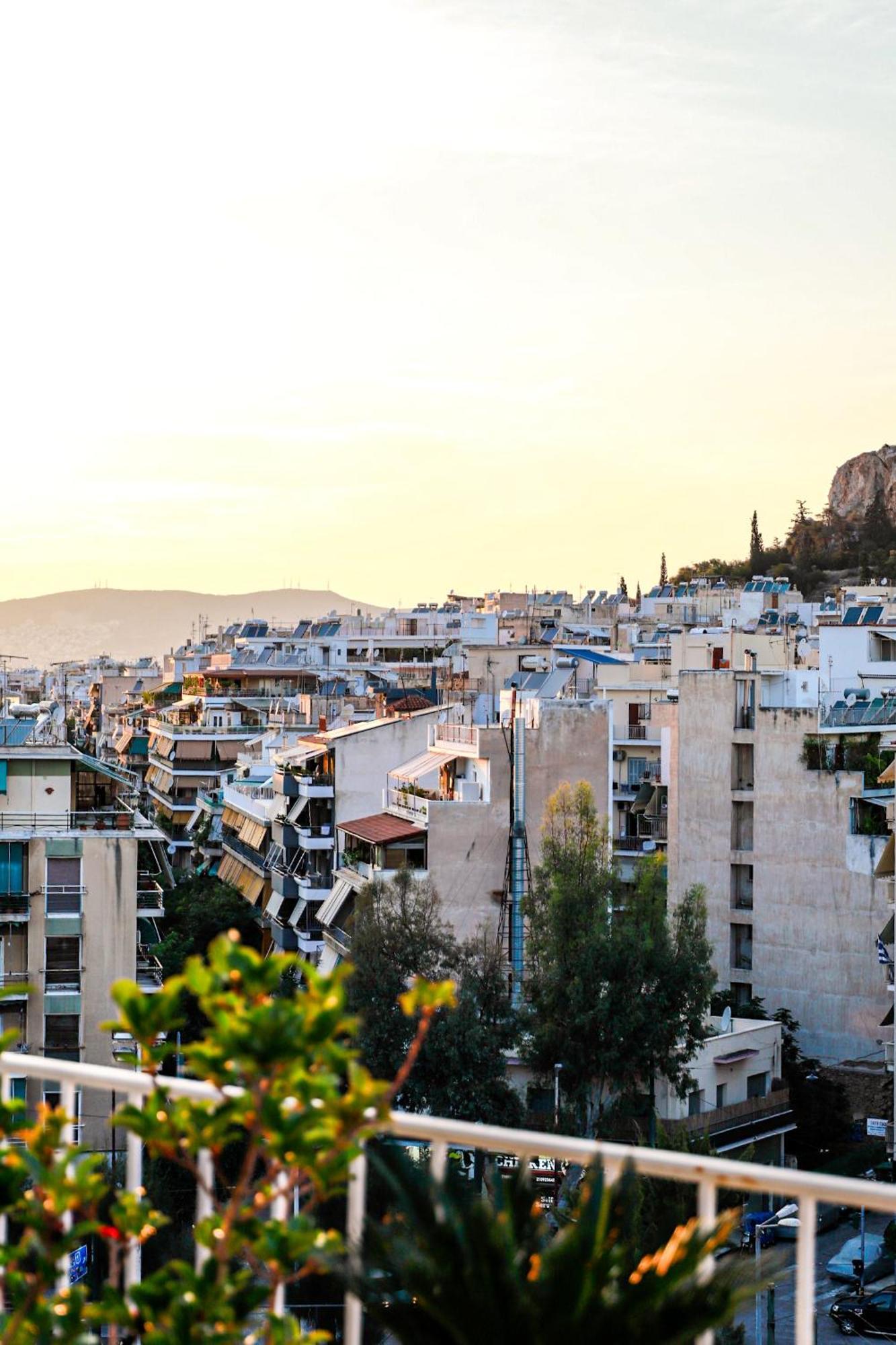 Renovated Apartment With Roof Garden Access, 15 M Walk To Acropolis Athena Bagian luar foto