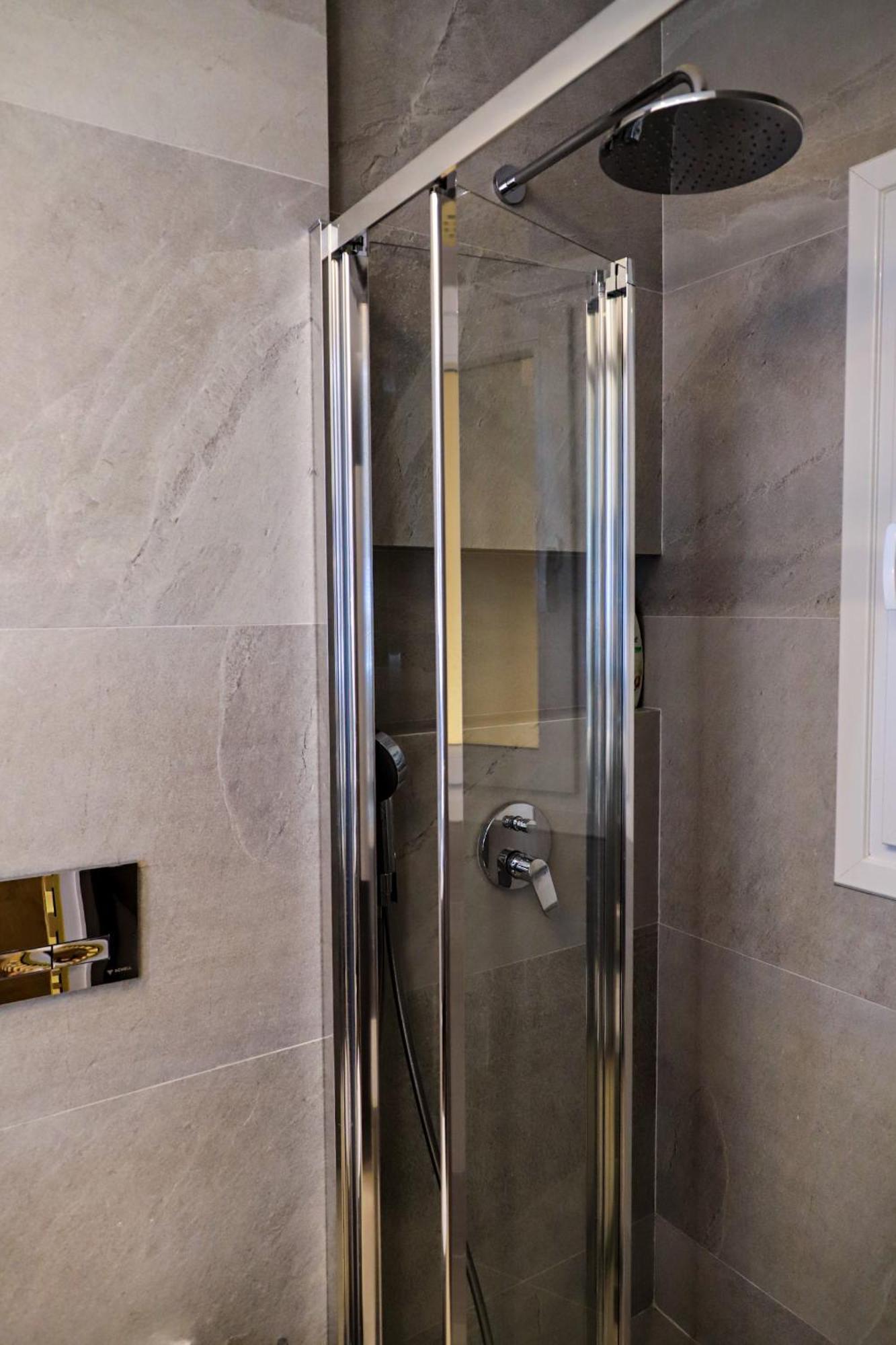 Renovated Apartment With Roof Garden Access, 15 M Walk To Acropolis Athena Bagian luar foto