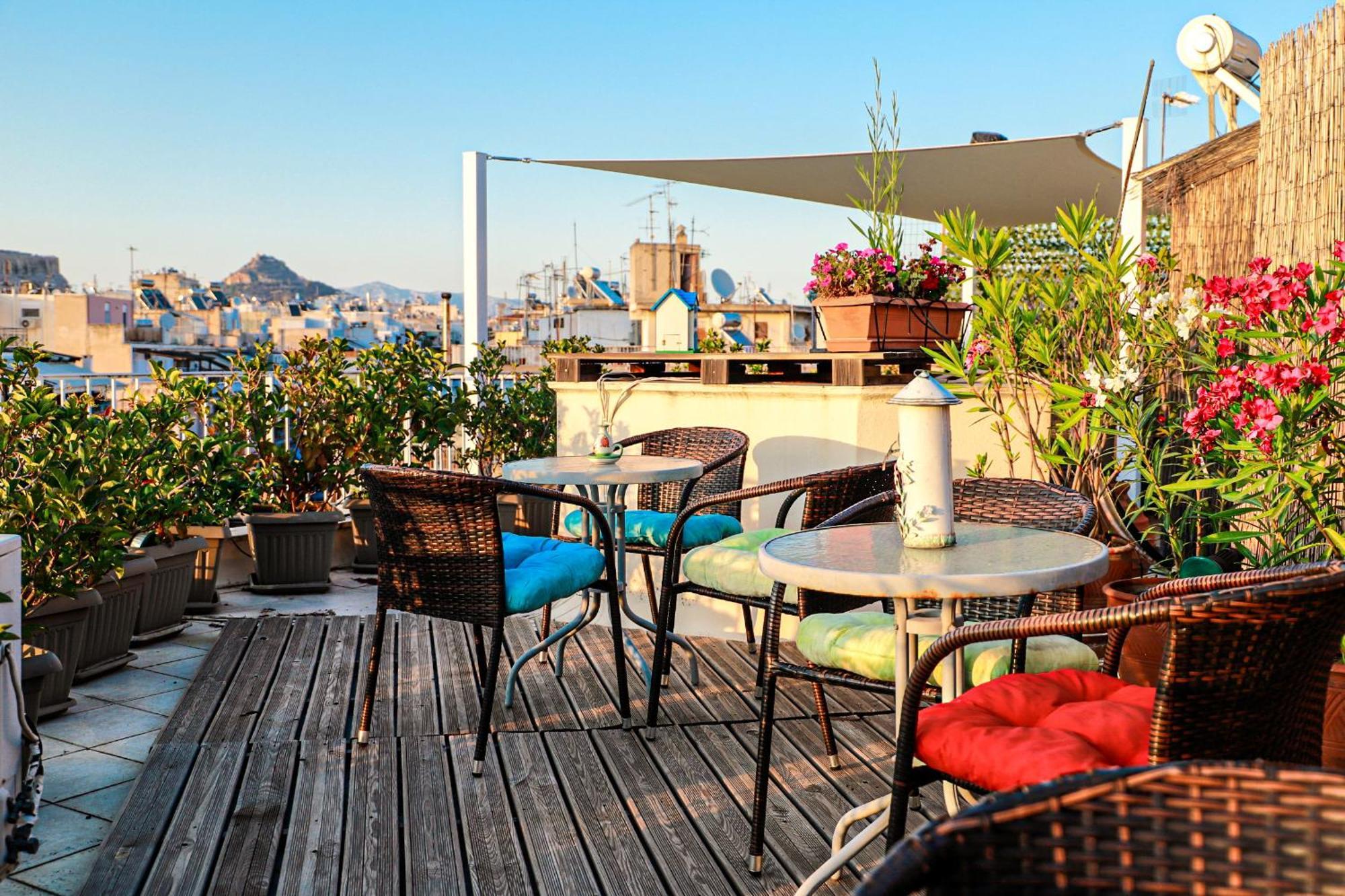 Renovated Apartment With Roof Garden Access, 15 M Walk To Acropolis Athena Bagian luar foto