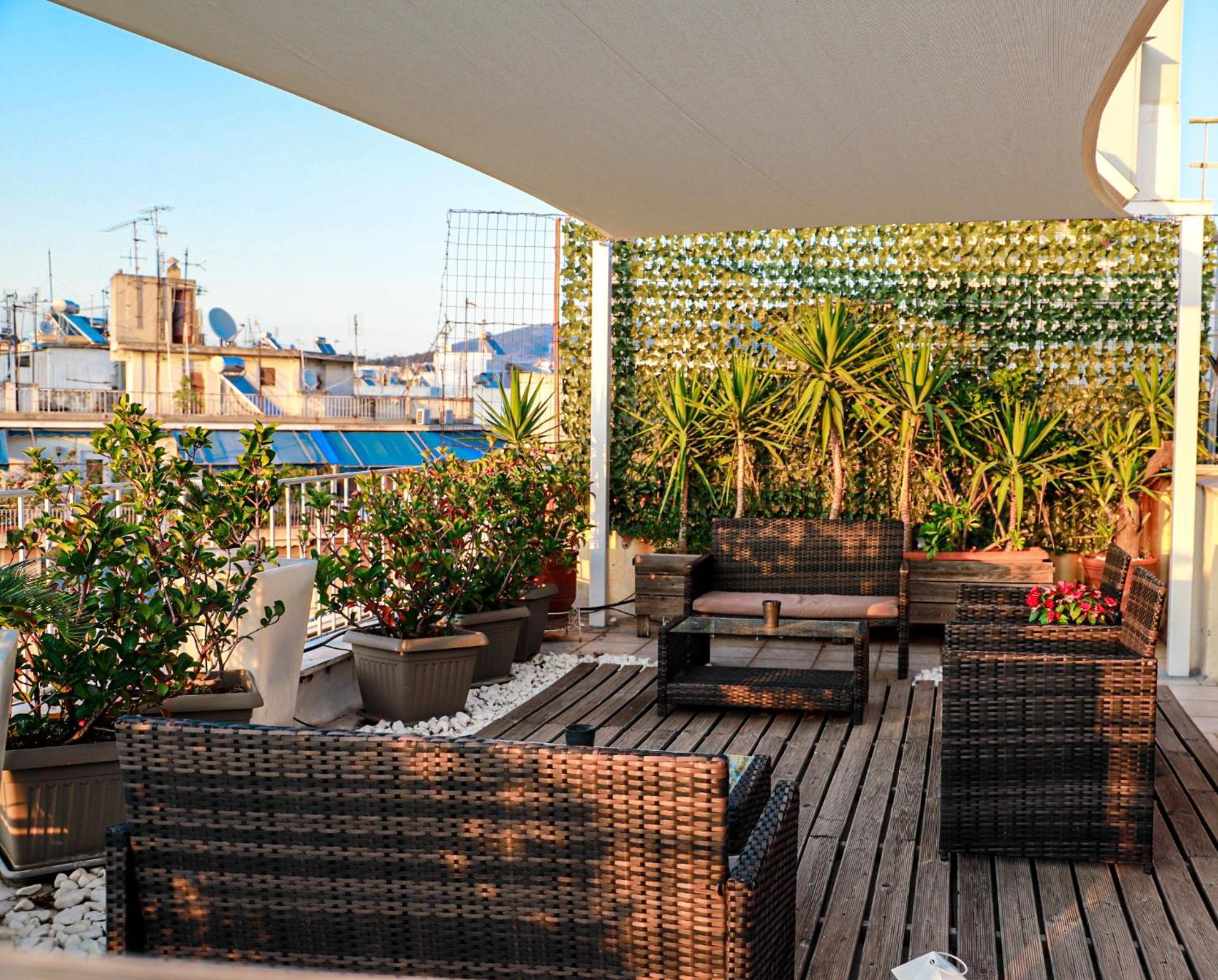 Renovated Apartment With Roof Garden Access, 15 M Walk To Acropolis Athena Bagian luar foto