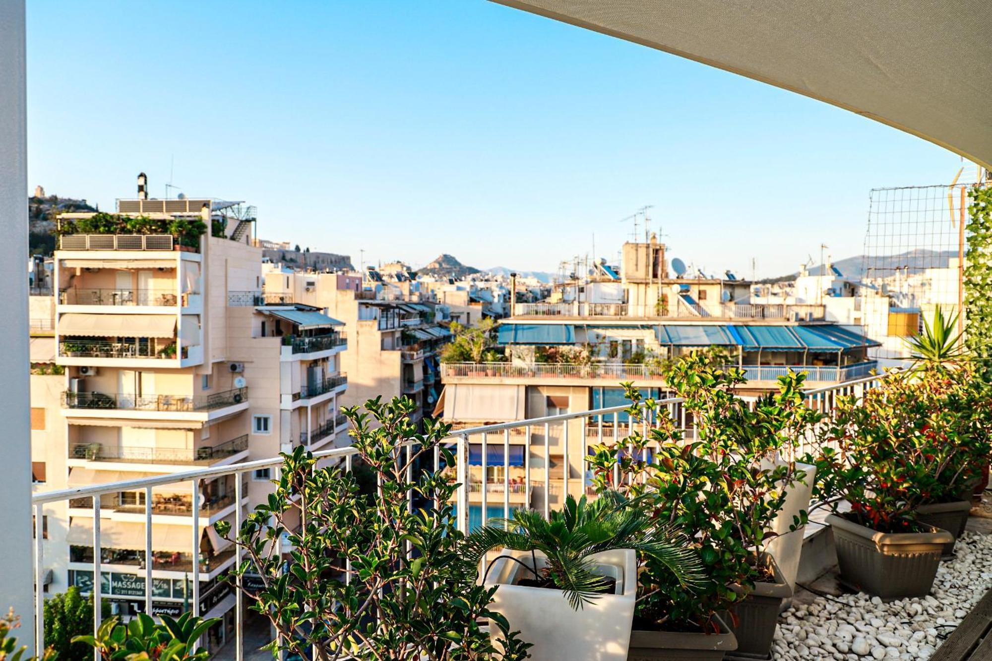 Renovated Apartment With Roof Garden Access, 15 M Walk To Acropolis Athena Bagian luar foto