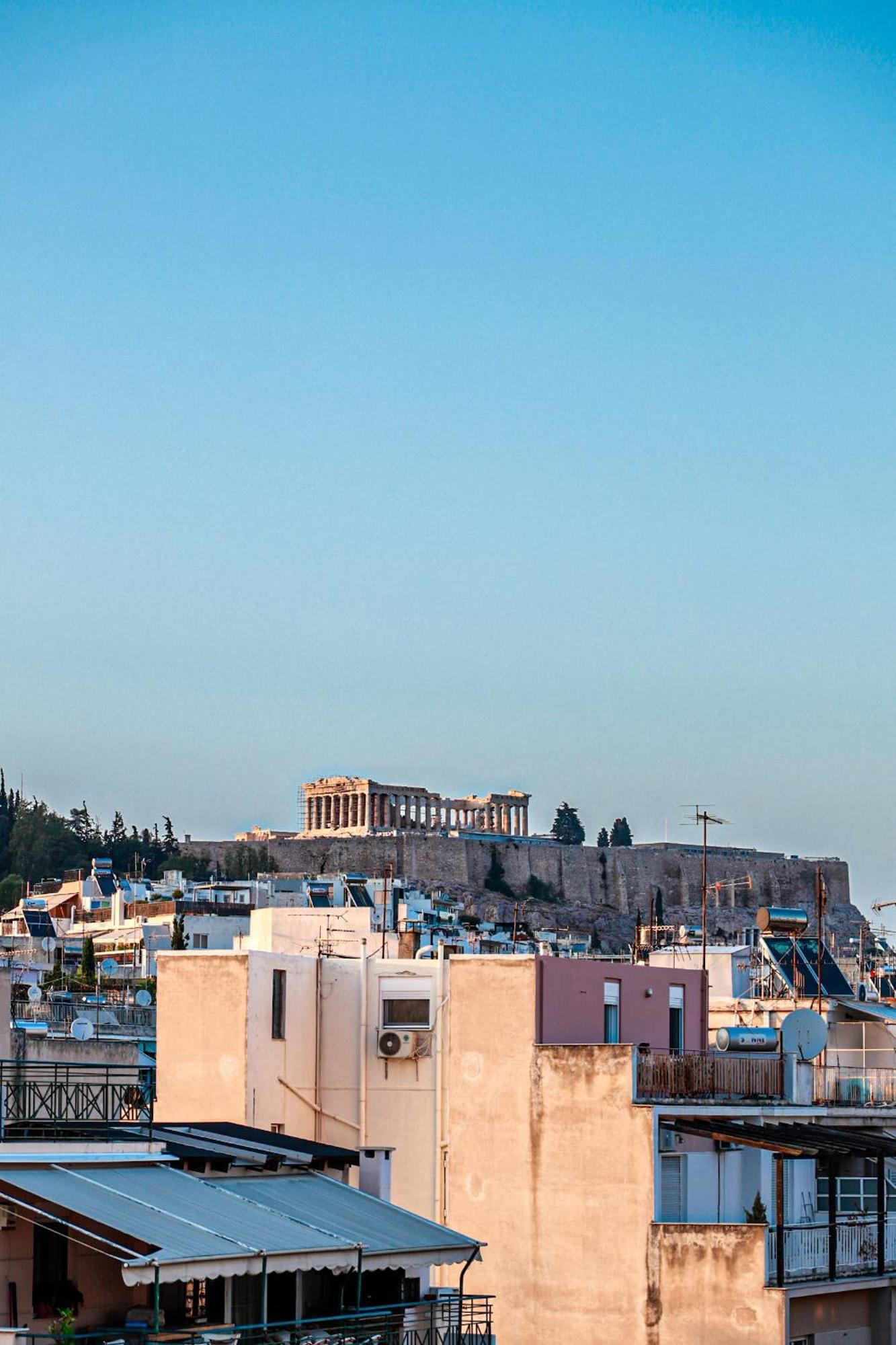 Renovated Apartment With Roof Garden Access, 15 M Walk To Acropolis Athena Bagian luar foto