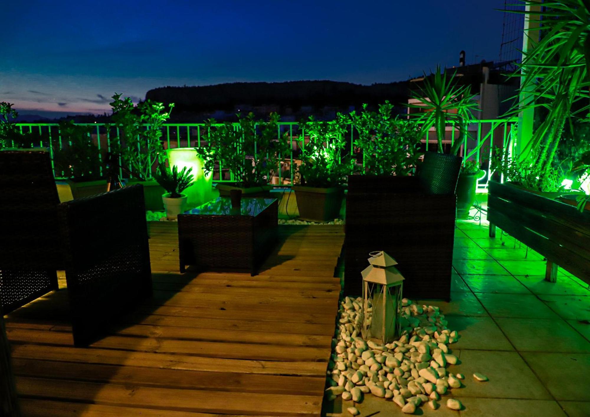 Renovated Apartment With Roof Garden Access, 15 M Walk To Acropolis Athena Bagian luar foto